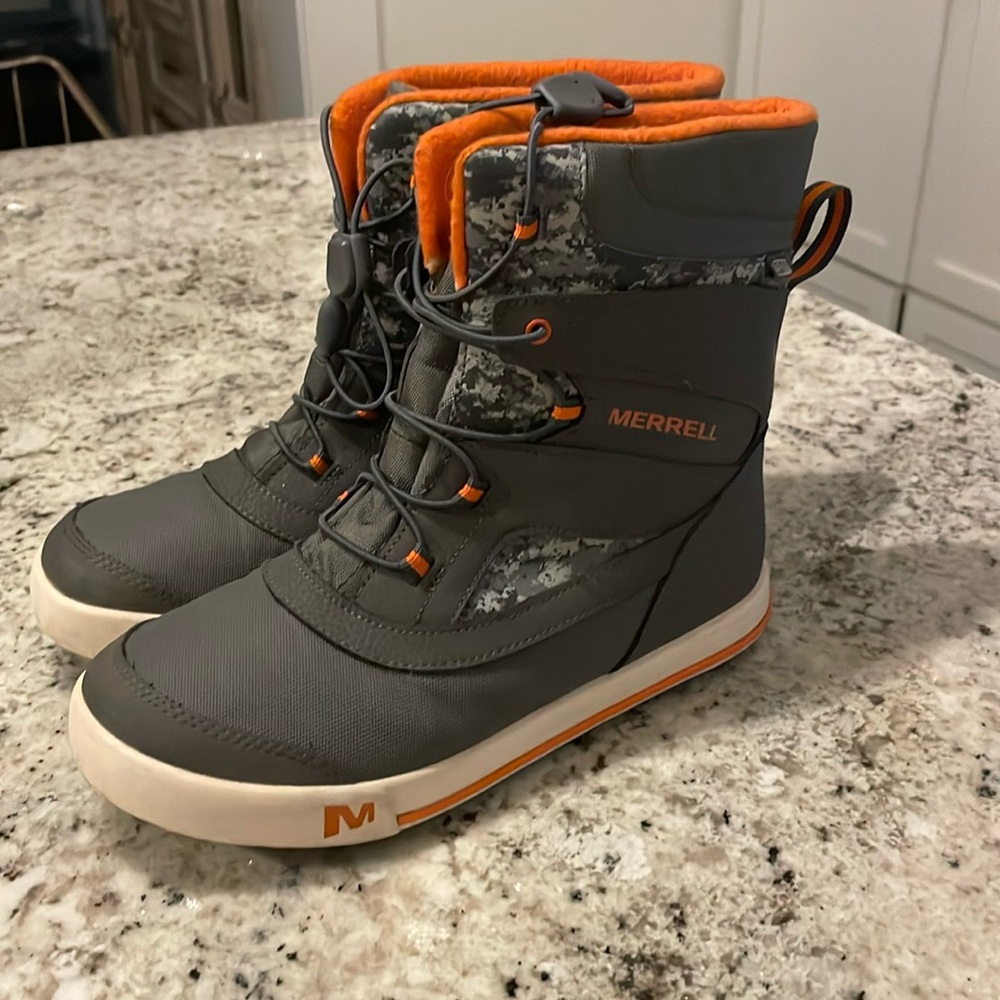 Merrell snow boots size 6, barely worn.